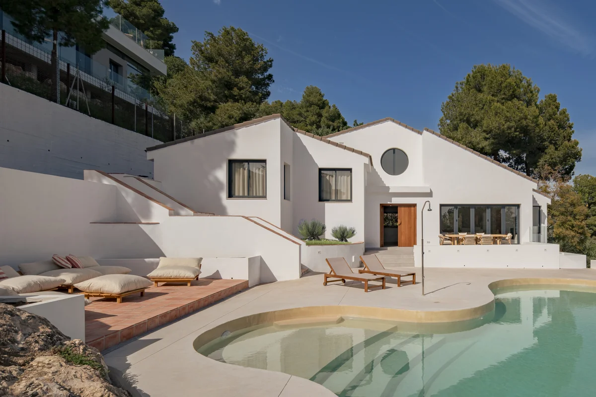 Casa Aroa tras la reforma: fachada, terraza y piscina en Pinares de San Antón