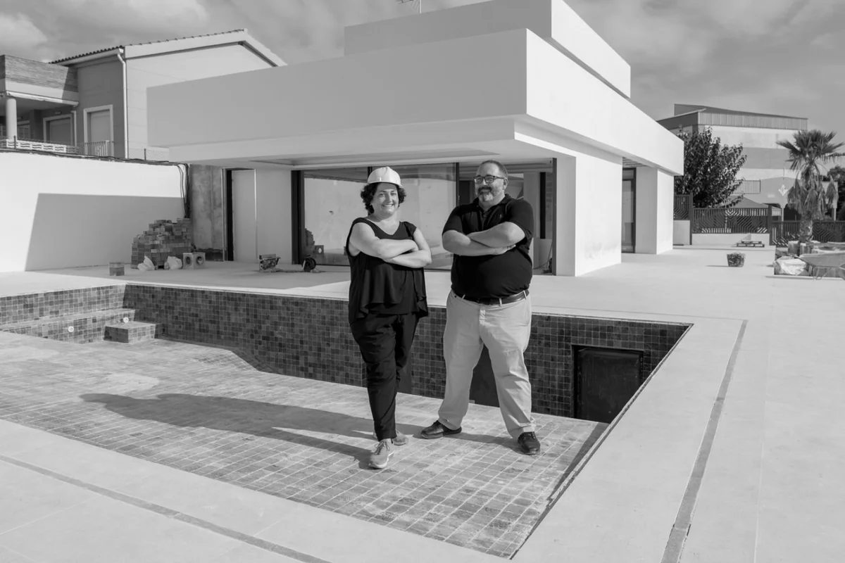Juan Goñi y Ruth Buján, socios fundadores, retratados en blanco y negro en una obra
