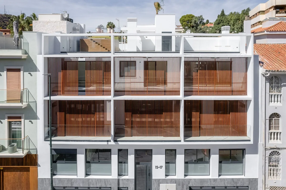 Fachada del edificio Pintor Sorolla 15-17 en El Limonar, con celosías de madera